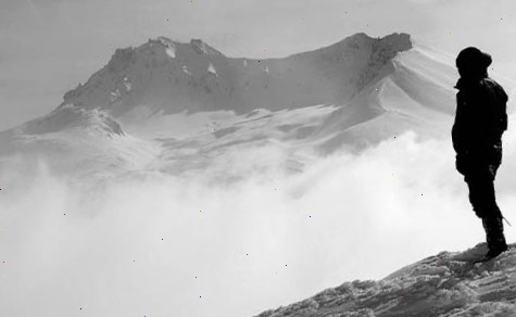 Sommet de montagne dans le brouillard